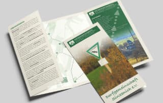 Grafikdesign für Naturschutzprojekte in der Eifel, darunter Infotafeln, Broschüren und Schilder.