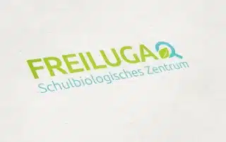 Grafikdesign für Naturschutzprojekte in der Eifel, darunter Infotafeln, Broschüren und Schilder.